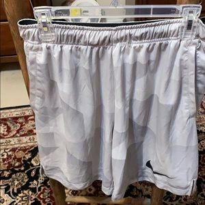 Men’s sz Medium, Nike basketball shorts